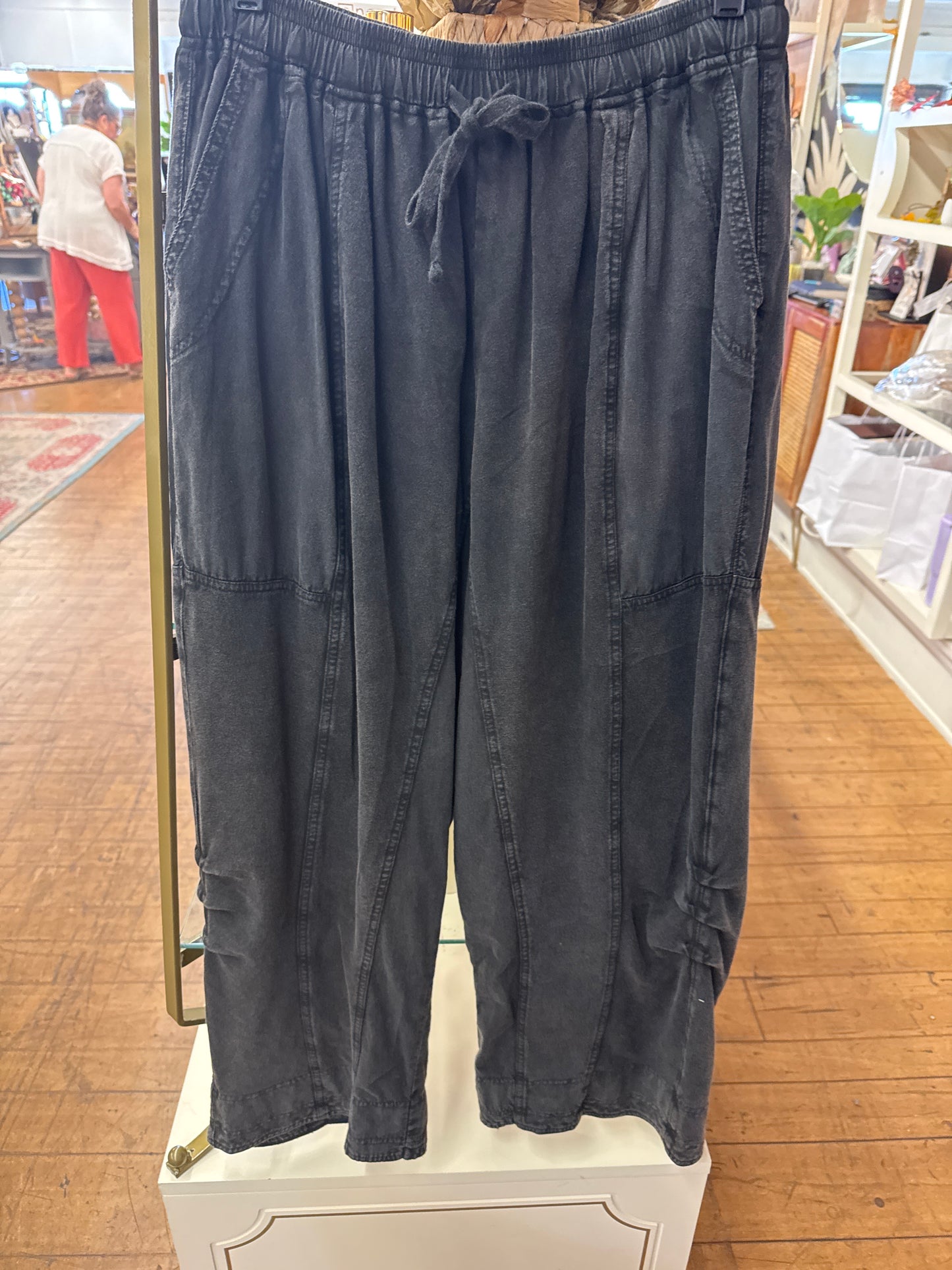 KC -  Easel Black Linen Crop pants-oversized | med