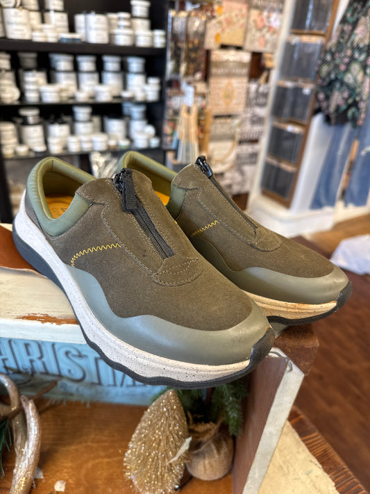 SE -  Clark’s Olive Suede Tennis Clog | 8